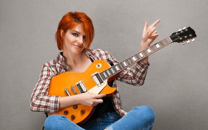 Músico con acústica en un entorno relajado