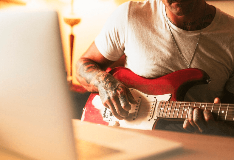Voice leading con arpegios: conectar notas de acorde