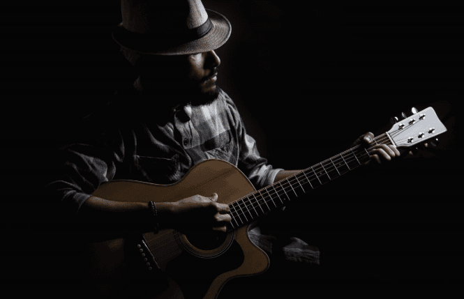 Primer plano de una guitarra acústica siendo tocada