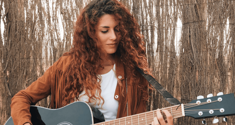 Sesión expresiva con guitarra acústica