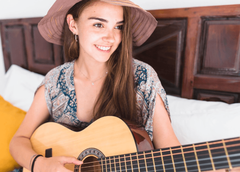 Sesión de guitarra acústica con luz natural